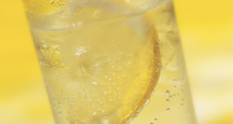 Agregar agua con gas le da a la limonada común un aumento de la efervescencia.