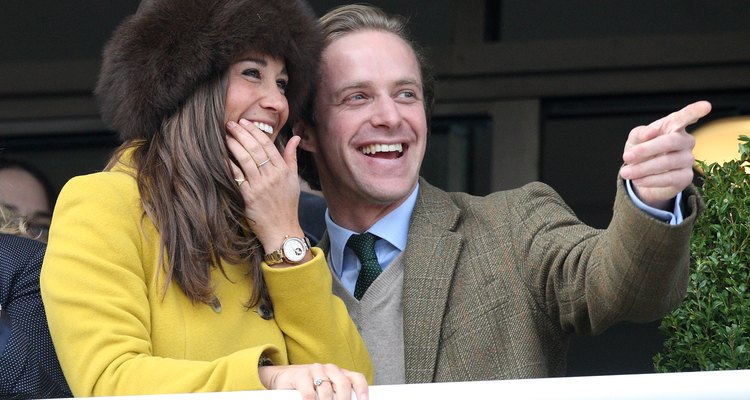 Pippa Middleton y Tom Kingston, quienes se visten de tweed, disfrutan de su visita al Cheltenham Racecourse en Cheltenham, England.