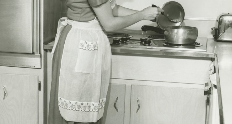1940s interior design represented the American people's response to political and economic circumstances.