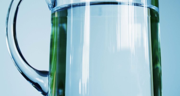 Una jarra con sistema de filtrado Brita mejora el sabor del agua corriente.
