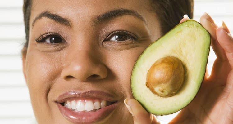 Las plantas de aguacate en macetas producen frutos comestibles.