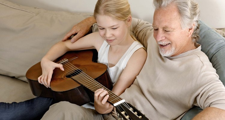 Los ancianos y los niños pueden compartir un interés como la música, el arte y la lectura.