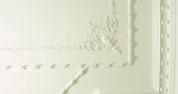 Añade hermosas molduras de yeso del estilo victoriano a los cielorrasos de tu hogar.