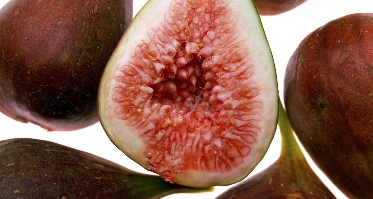 Sementes de figo são pequenas e se espalham dentro da polpa da fruta