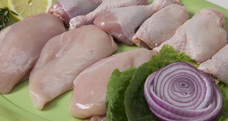 No se puede guardar el pollo crudo en el refrigerador por más de 48 horas.