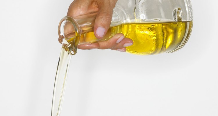 Aplica un tratamiento con aceite de oliva sobre el pelo a modo de un acondicionador profundo.