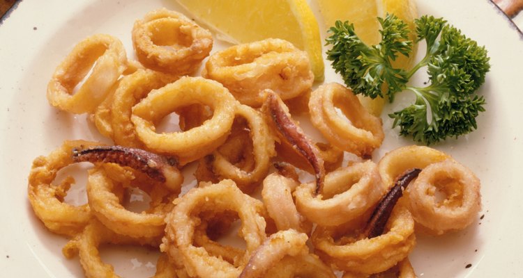 Puedes adornar los calamares fritos con unos gajos de limón fresco o servir los aros con una sencilla salsa de tomate para mojar.