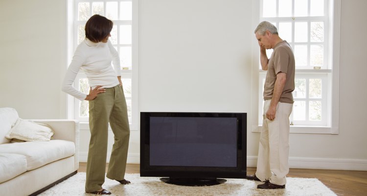 Una vez que montes tu televisor, usa un cable canal para ocultar los cables.