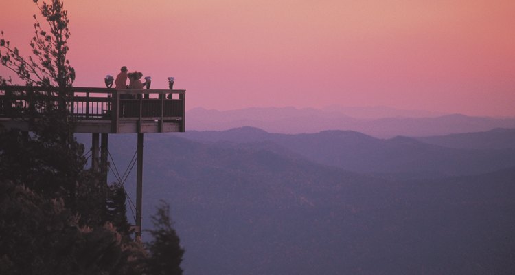 Visita la Blowing Rock en la tarde para experimentar los atardeceres vibrantes.
