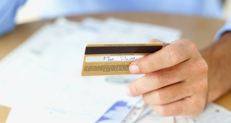 Debes fijarte que todos los recibos, tanto el de la tienda como el de la tarjeta de crédito queden firmados para no ocasionar confusiones.