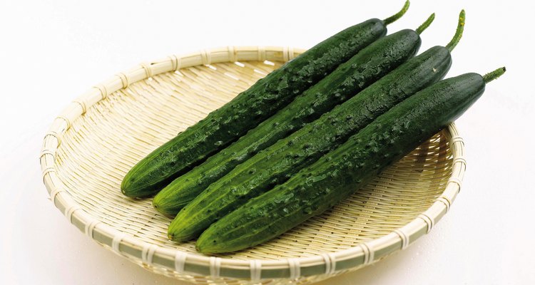 El pepino es un vegetal muy beneficioso para la piel, ayudando en su tratamiento. Este vegetal también es conocido por sus propiedades cosméticas, muy utilizado para mascarillas y para combatir las espinillas.