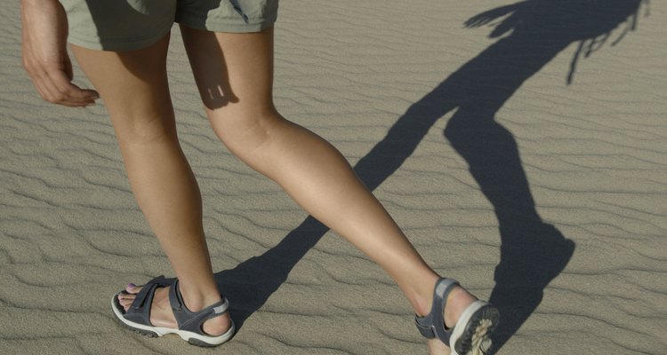 Siente la arena entre los dedos de los pies al caminar en un par de sandalias de senderismo.