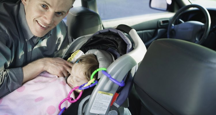 Los niños pequeños no deben pasar largos periodos en el asiento del auto.