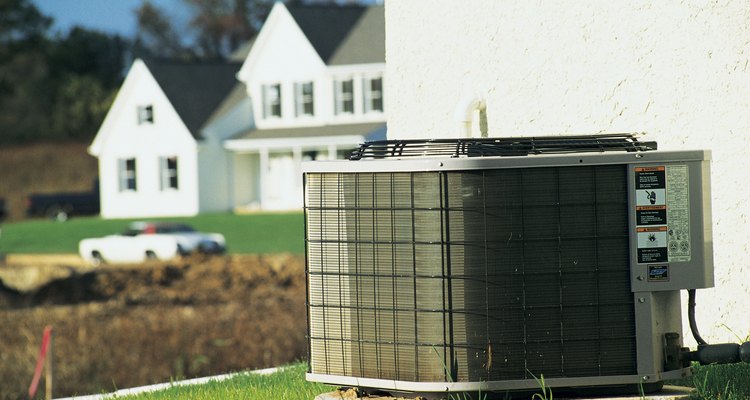 Os ares-condicionados centrais expulsam o ar quente e condensação para fora da casa
