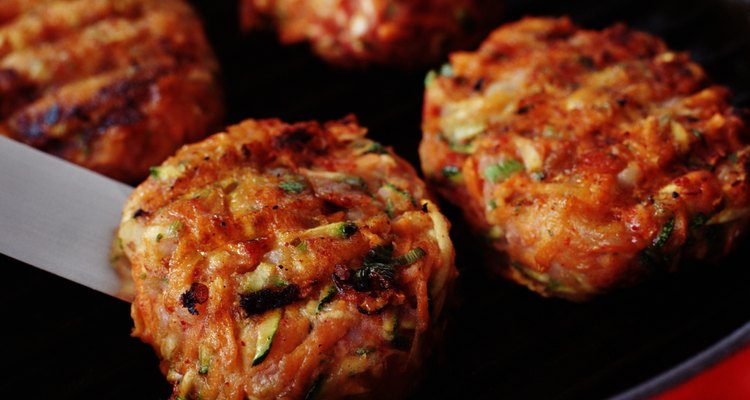 Fríe hamburguesas de forma saludable con agua.