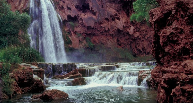 Una excursión de aventura a las Cataratas Havasu puede comenzar en las cavernas del Gran Cañón.