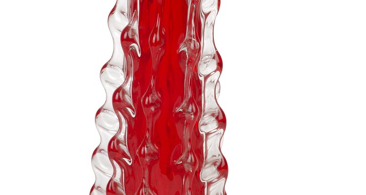 Para un toque moderno, piensa en una escultura de cristal de vidrio rojo.