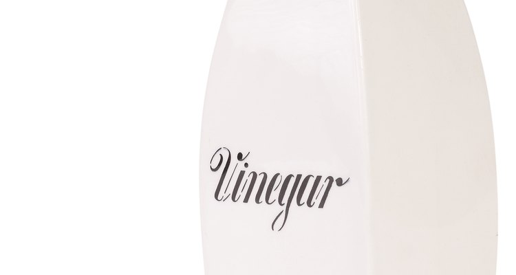 El vinagre elimina de manera efectiva la escoria de jabón y los depósitos minerales.