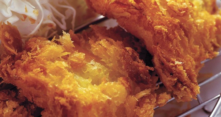 El pollo frito puede ser hecho con un empanado fino o grueso.