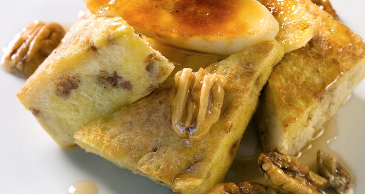 Agrega nueces picadas a tu postre para un crujiente delicioso.