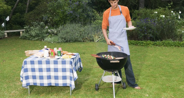 Después de una parrillada, existen muchas cosas que puedes hacer con las cenizas sobrantes.