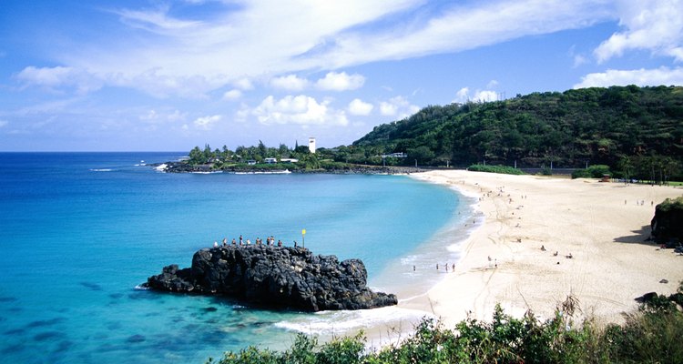 Relájate sobre la playa de arenas blancas en Oahu.