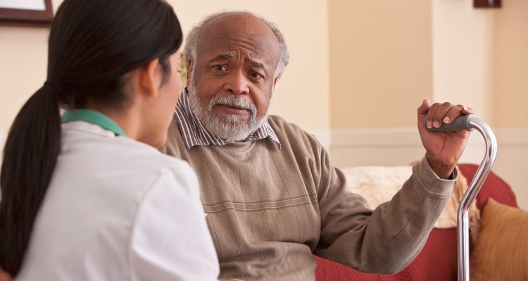 El terapeuta respiratorio trabaja en conjunto con los médicos para que el paciente lleve una vida cotidiana normal, aun cuando éste tiene algún padecimiento relacionado con el aparato respiratorio.