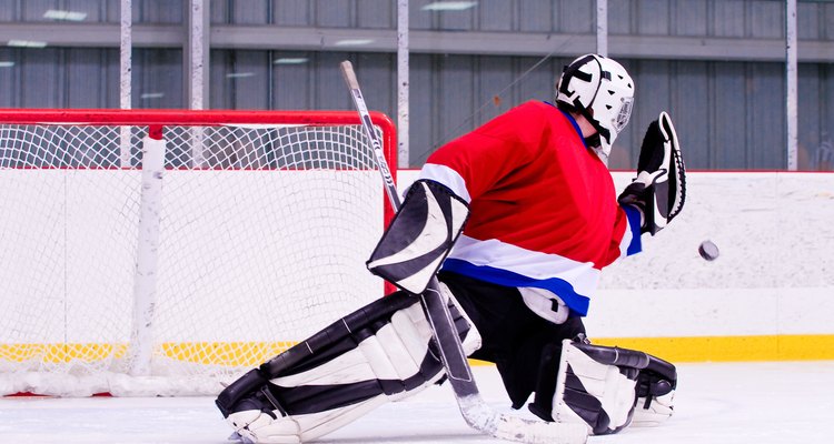 Una vez que tengas la suficiente práctica, puedes unirte a un equipo de hockey como opción.