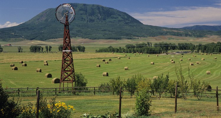 Un molino de viento estadounidense en una granja en Colorado.