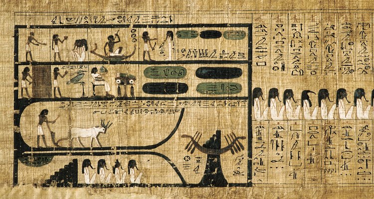 Por su parte, los egipcios consideraban los jeroglíficos como algo sagrado y para descifrarlos se necesitaba una gran preparación.