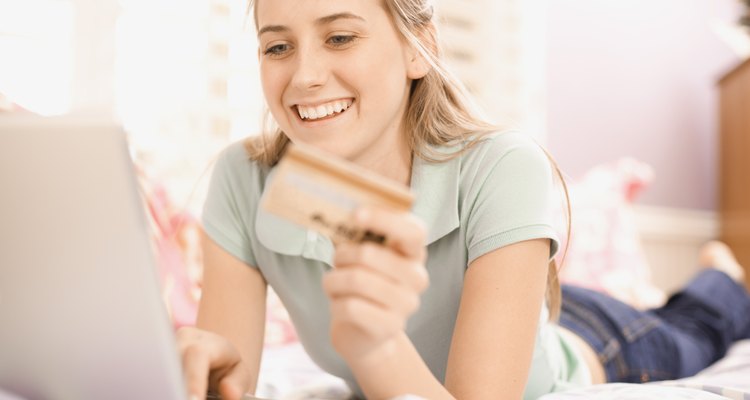 Las tarjetas de crédito facilitan a los jóvenes las compras en línea.