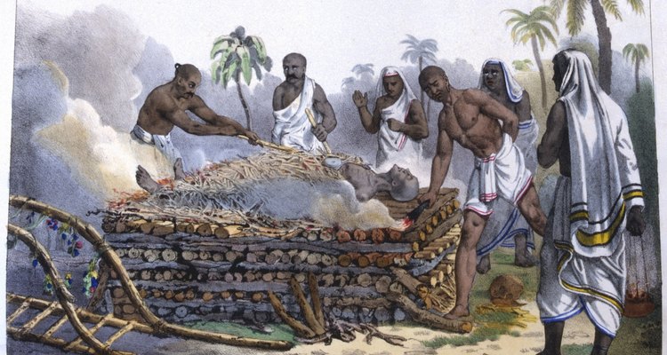 A cremação é a prática funerária padrão entre os hindus