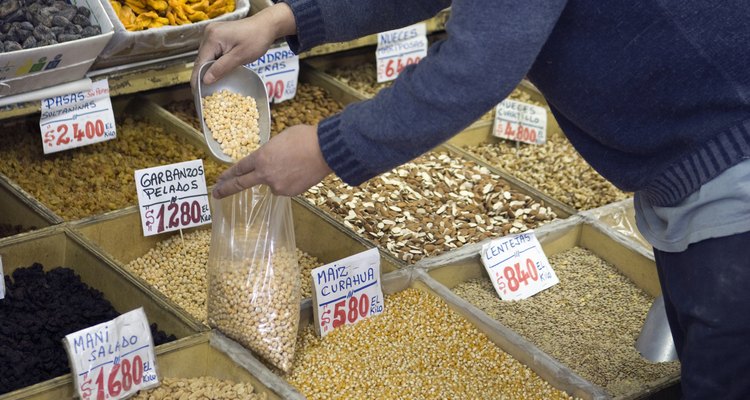 Coloca cada grano en una bolsa de plástico forrada con dos toallas de papel húmedas.