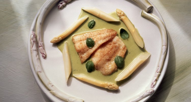 Peixes de carne clara, como o linguado, possuem menos gordura e são ricos em Ômega 3