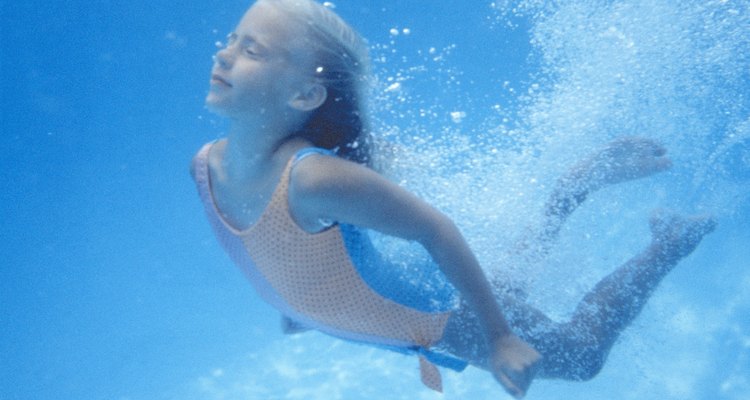 La natación, un ejercicio aeróbico, es una actividad que puede ayudar.