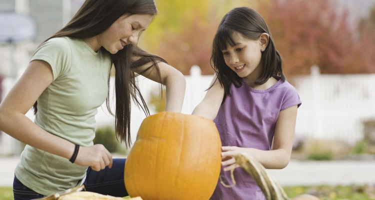 Los adolescentes pueden ayudar a los hermanos más jóvenes a celebrar Halloween.