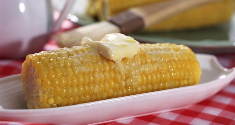 A forma mais simples e tradicional para comer milho na espiga é colocando manteiga