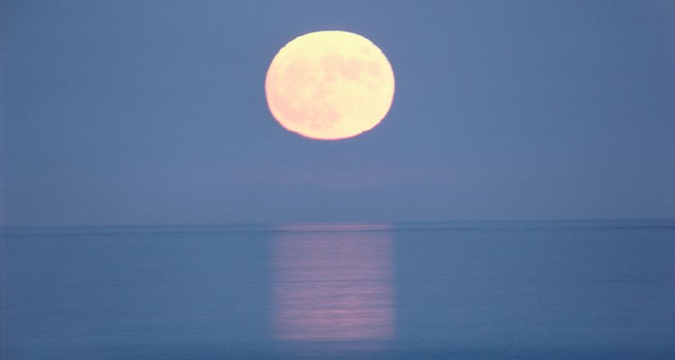 Desenhar a lua na água requer linhas à lápis macias e esfumaçadas
