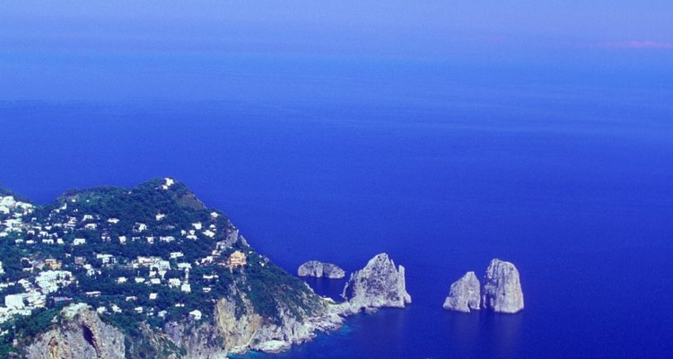 La isla de Capri se encuentra a solo un corto viaje en ferry desde Sorrento.