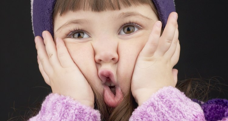 Un niños puede morder su mejilla de manera intencional o accidental.