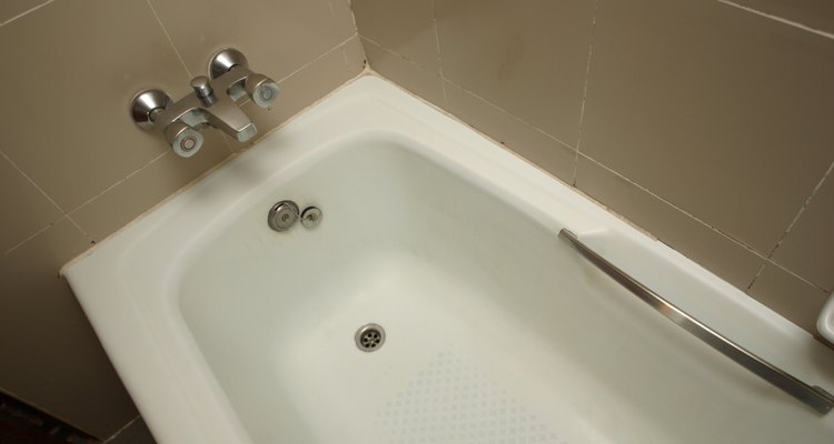 Los drenajes de las bañeras pueden taparse o volverse lentos y deben ser limpiados.