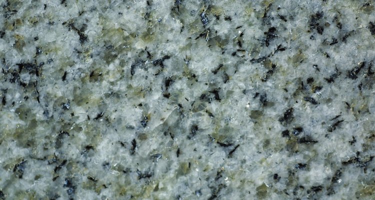 O granito possui poros e pequenas rachaduras por onde os líquidos podem penetrar