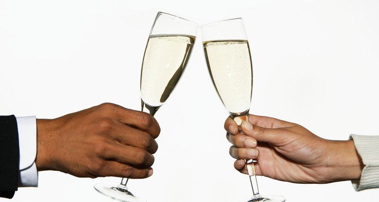 Man and woman toasting champagne, close-up