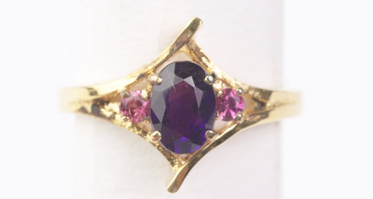 A ametista é comumente usada em jóias, o que a torna uma pedra fácil de portar
