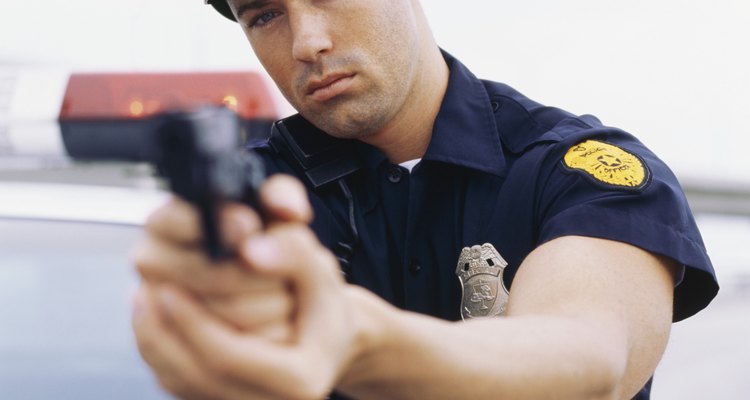 Los miembros de la policía utilizan una variedad de armas de servicio.