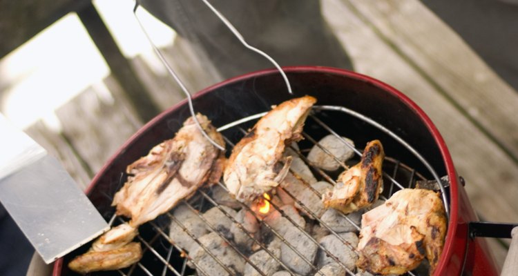 El pollo asado es delicioso, económico y fácil de preparar para una multitud.