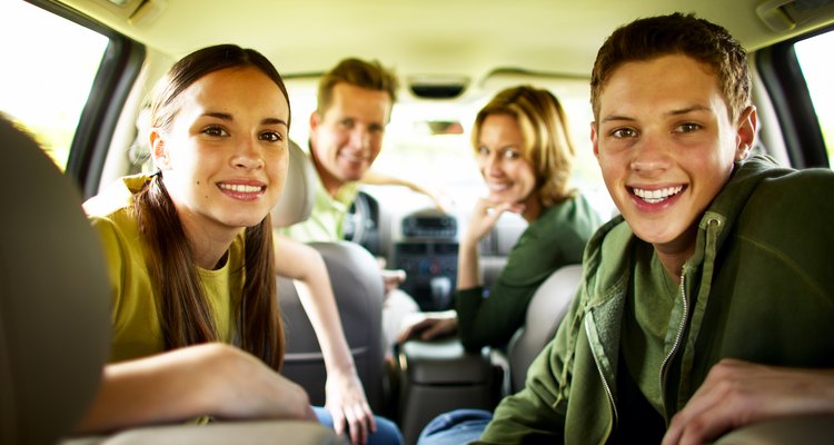 Los adolescentes pueden compartir las responsabilidades de manejo en un viaje familiar.