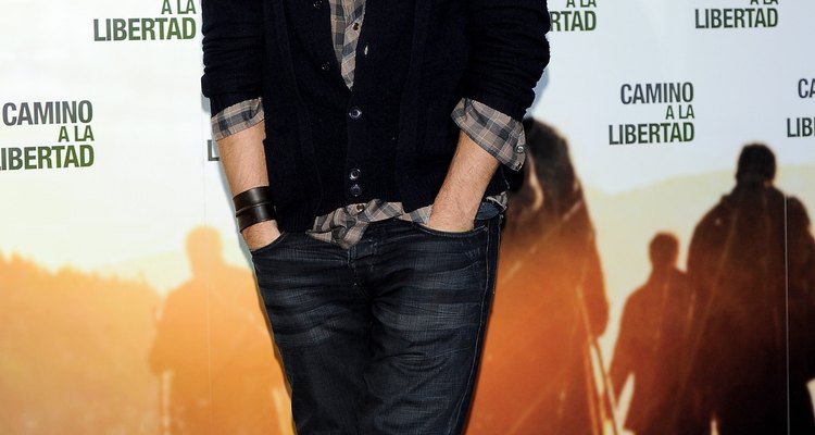 O ator irlandês Colin Farrell vestido na moda