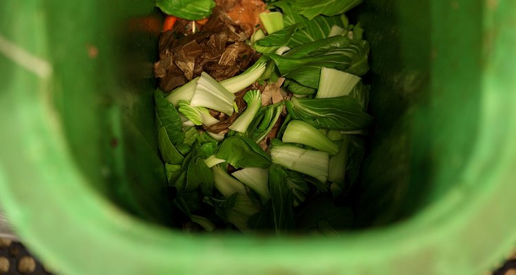 Una caja de compostaje es una buena manera de reciclar los residuos de alimentos en pequeña escala.