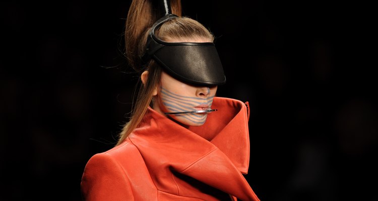Una modelo de pasarela muestra los diseños de Haizhen Wang durante la Semana de la Moda de Otoño/Invierno 2013-2014 en Londres.